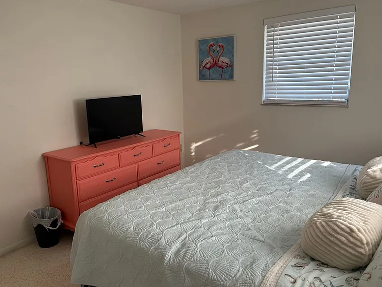 327 E Green St — Photo 9