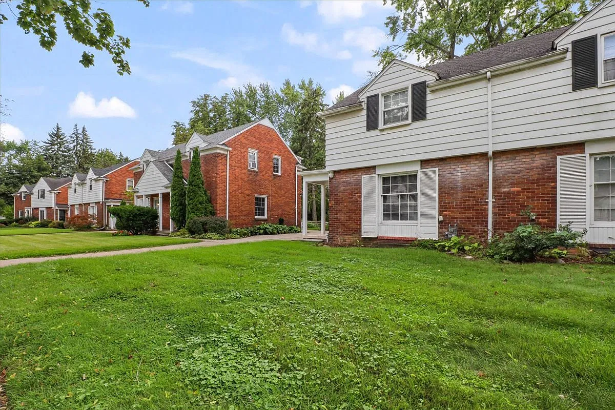 2 bed, 1330 sqft, $1,600 — Photo 2