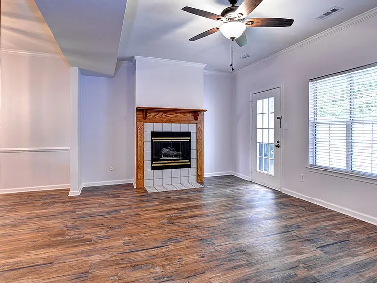 404 Crescent Ct — Photo 12