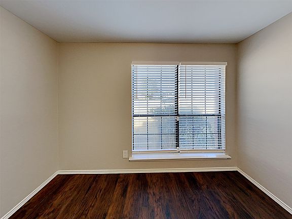 5th image of 833 Weaver St