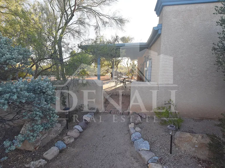 3040 S Donald Ave — Photo 2