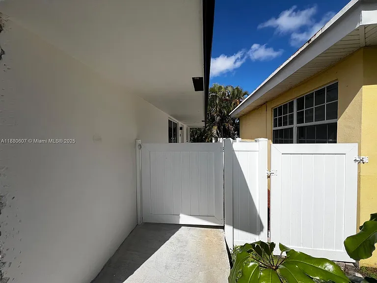 222 SW 8th St #C — Photo 8