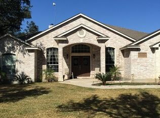 217 Southwood Oaks Dr, Floresville, TX 78114