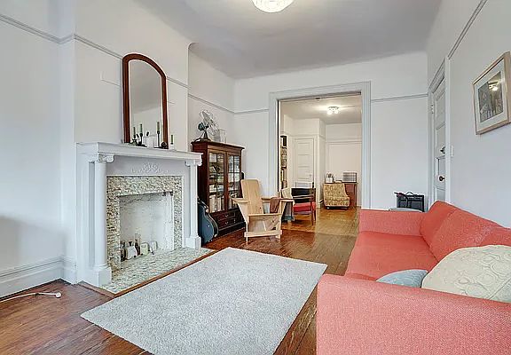 4th image of 39 Hawthorne St