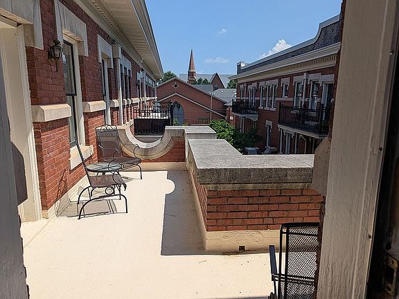 4th image of 400 E Washington St Unit 15