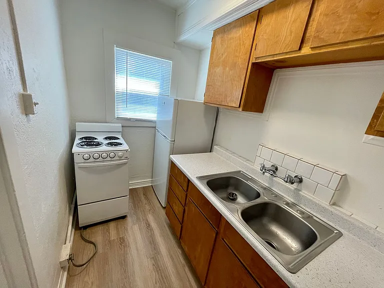 Adams Apartments — Photo 13