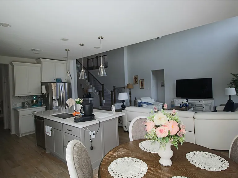 24727 Tanoureen Dr — Photo 20