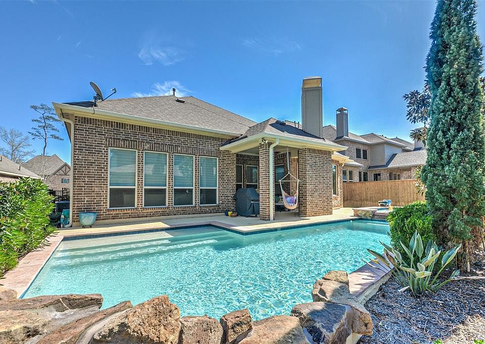 1st image of 75 Twin Ponds Pl