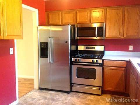 4th image of 548 Fox Hills Dr S