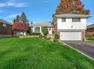 16 Mesa Rd, Syosset, NY 11791