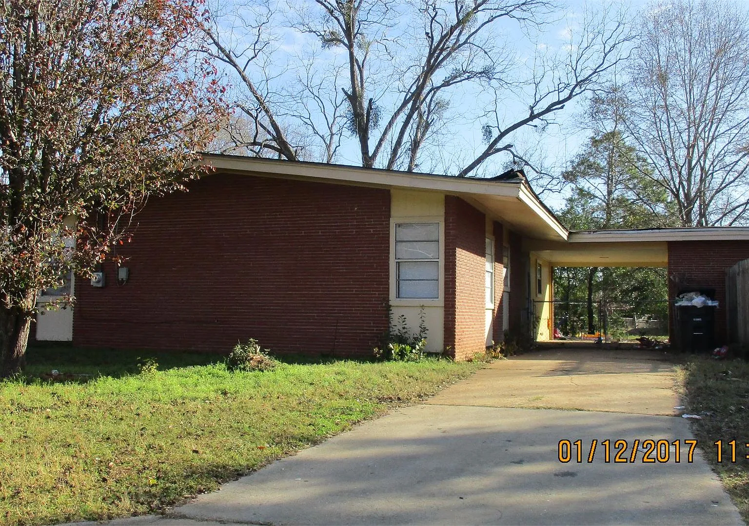 Nice three bedroom one bath — Photo 1