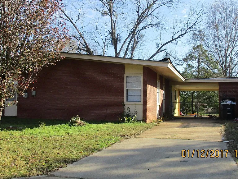 1904 Meadow Dr — Photo 1