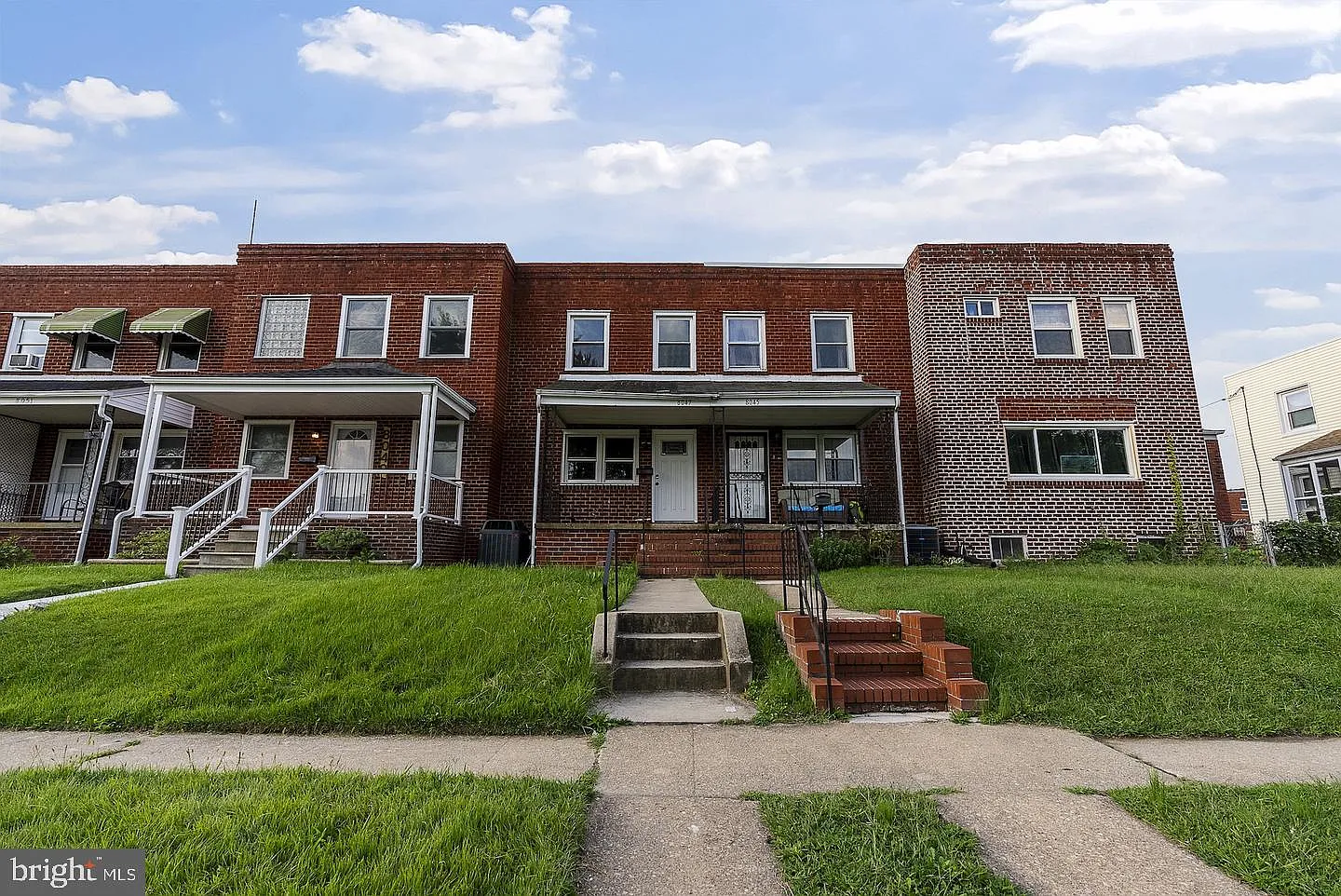 3 bed, 1.0 bath, 1048 sqft, $2,200 — Photo 1