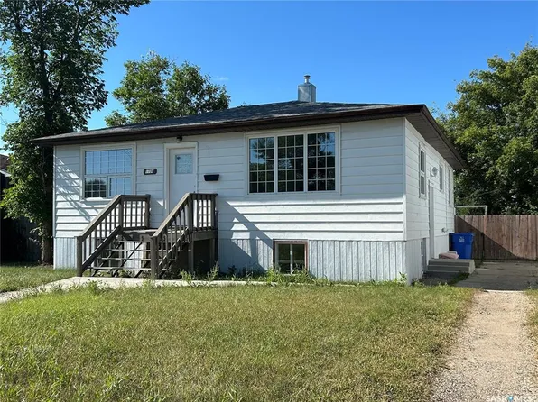 1706 2nd STREET, Estevan, SK S4A 0N3
