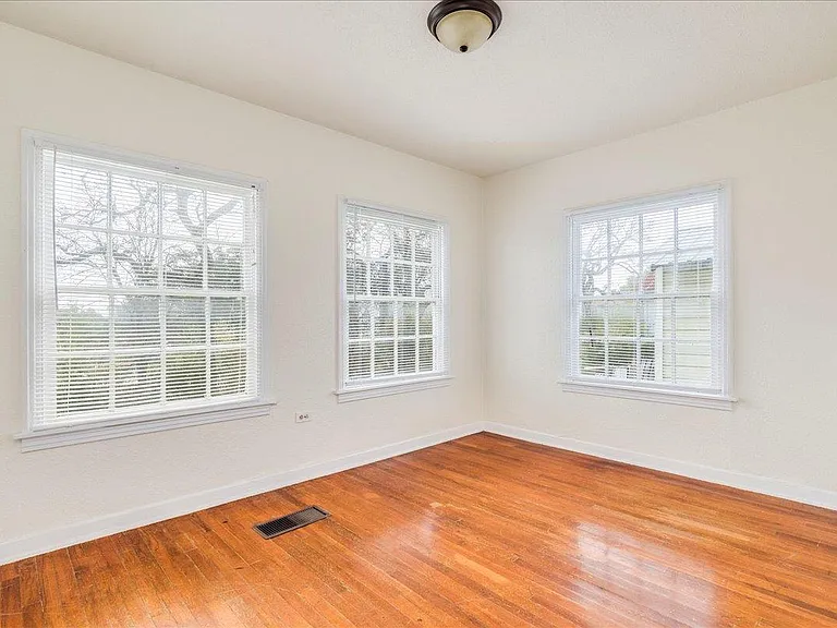 1119 N Lbj Dr — Photo 15
