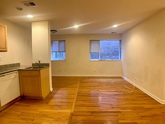 3rd image of 5953 N Kenmore Ave APT 203