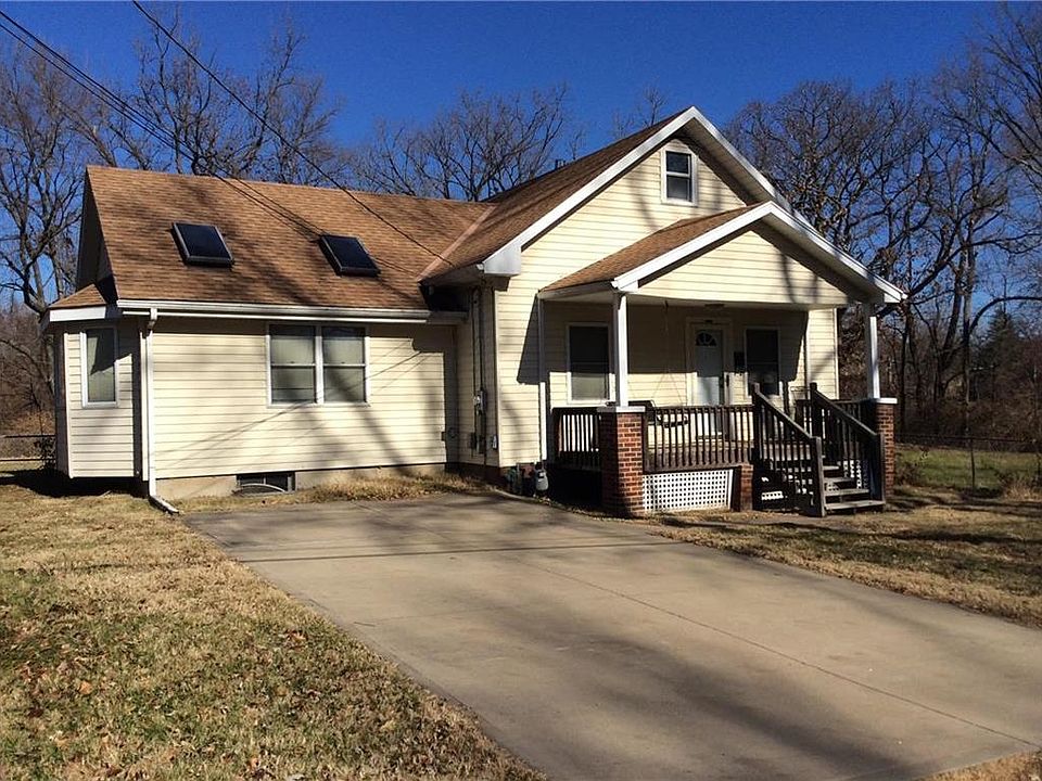 Metal siding, vinyl replacement windows and double drive.