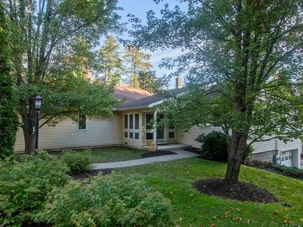 10 Dungarvin Dr, Shelburne Falls, MA 01370