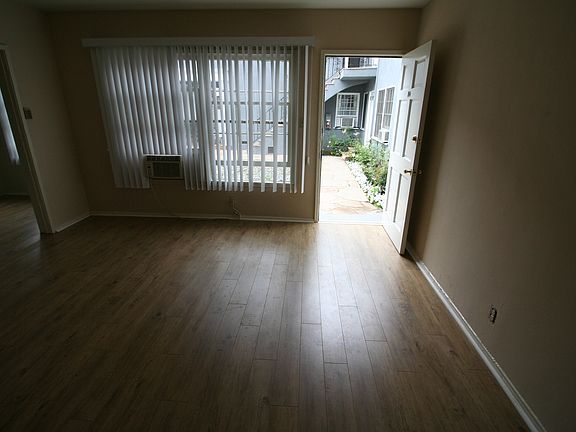 4th image of 200 S Doheny Dr APT 104