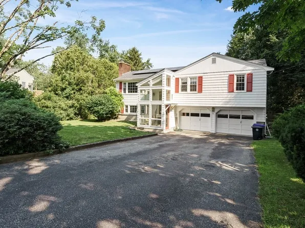 36 Putnam Rd, Bedford, MA 01730