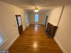 3 bed, 1.0 bath, 1242 sqft, $2,100 — Photo 3