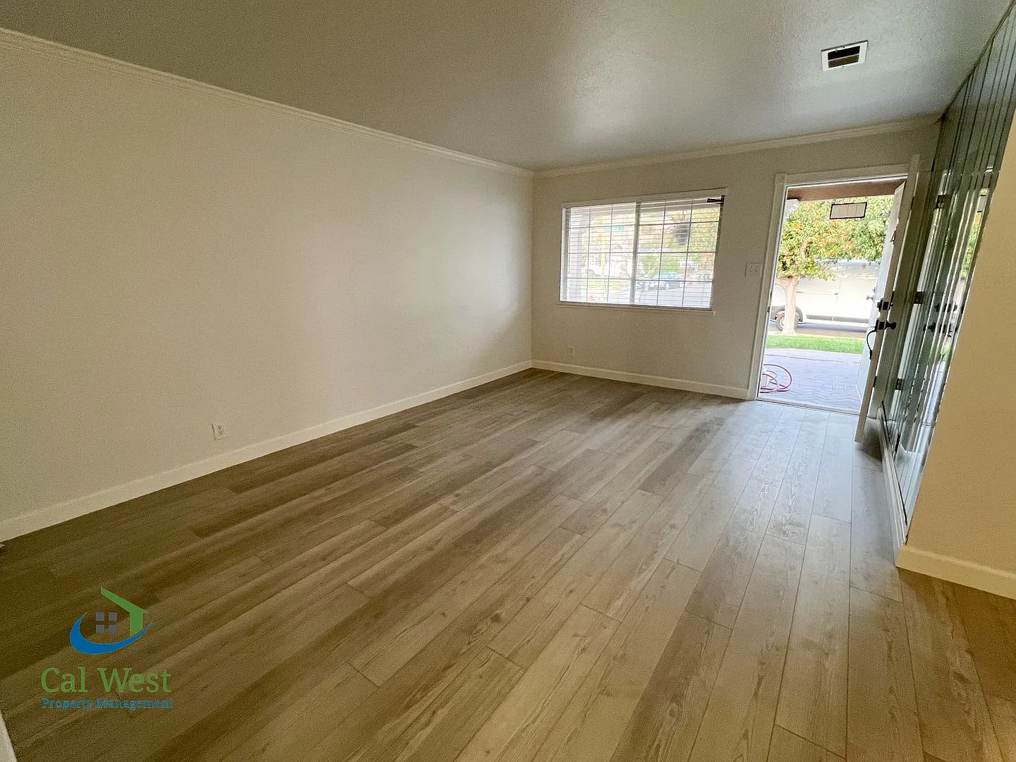 $4595 - Updated and Refreshed 3 Br/2Ba Single Family Home near Hellyer Park — Photo 4