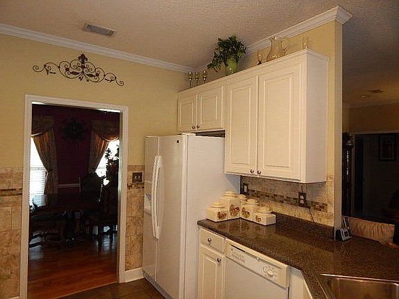 KITCHEN WITH OLD APPLS