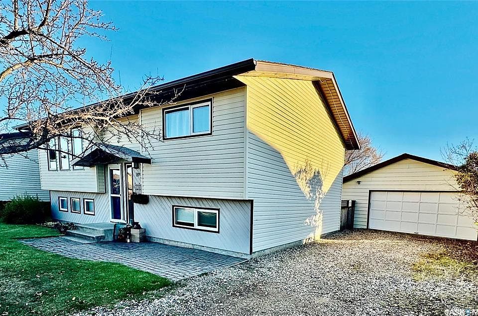 1st image of 38 Howard Cres