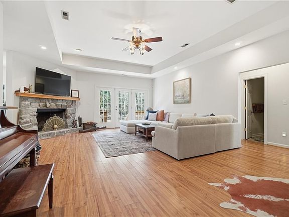 4th image of 1911 Greenway Rd