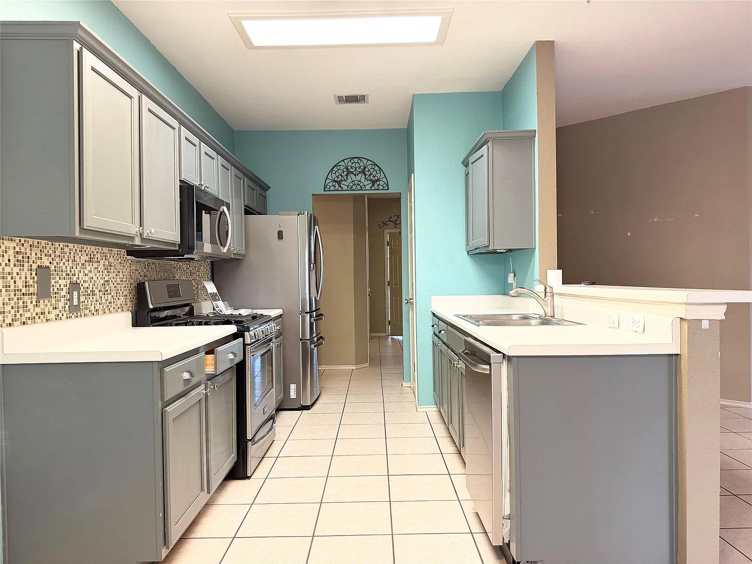 3 bed, 2.0 bath, 1422 sqft, $1,950 — Photo 2