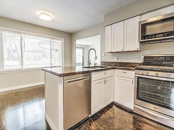 3rd image of 212 S Oak St