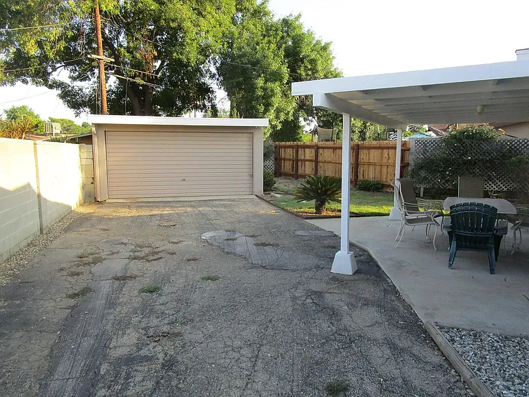 10638 Danube Ave — Photo 3