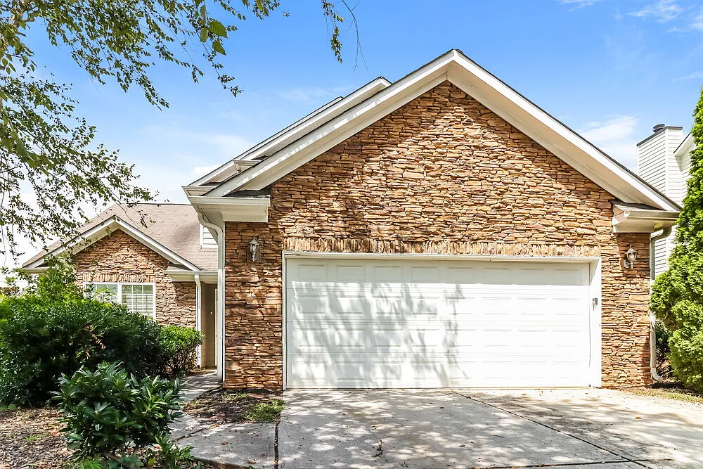 4 bed, 2.5 bath, 2384 sqft, $2,390 — Photo 4