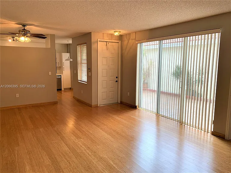 1130 Buttonwood Ln #- — Photo 2
