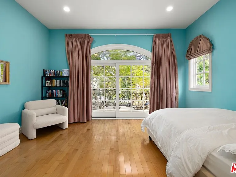 2161 Georgina Ave — Photo 14