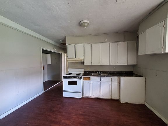 3rd image of 105 Peach St