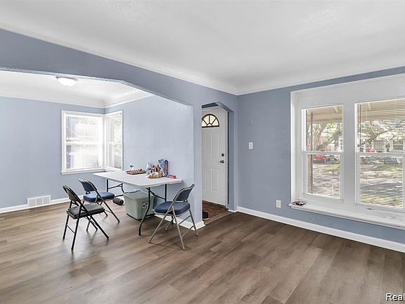 2nd image of 8342 Roselawn St