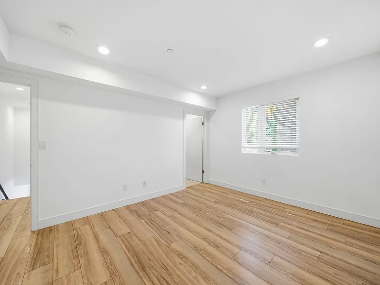 1235 1/2 W 39th Pl — Photo 14