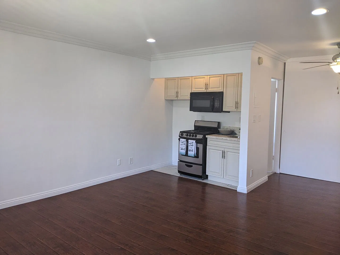14024 Oxnard St — Photo 4