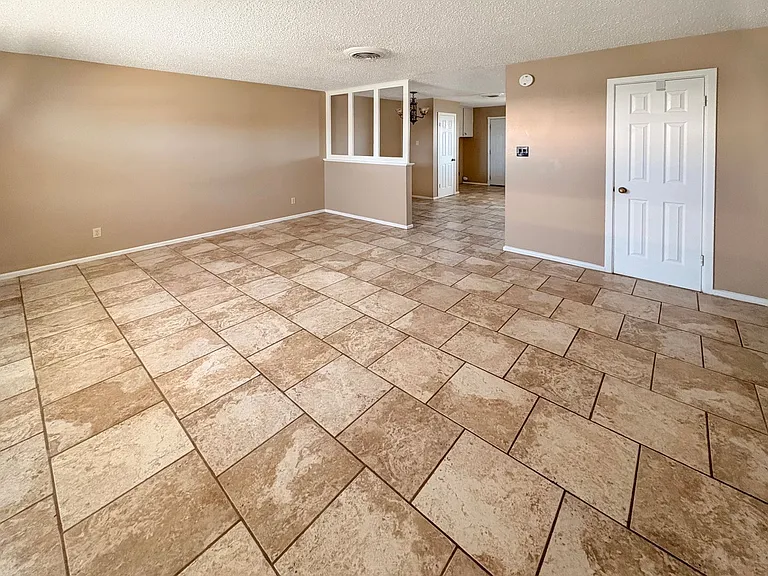 519-521 E Sunset Cir — Photo 2