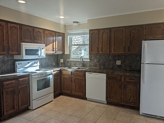 4th image of 2105 Emerald Lake Dr