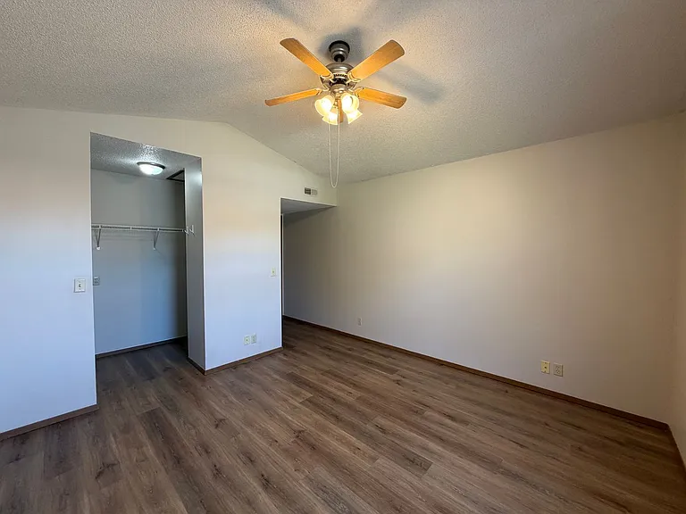 Oakridge Apartments — Photo 12
