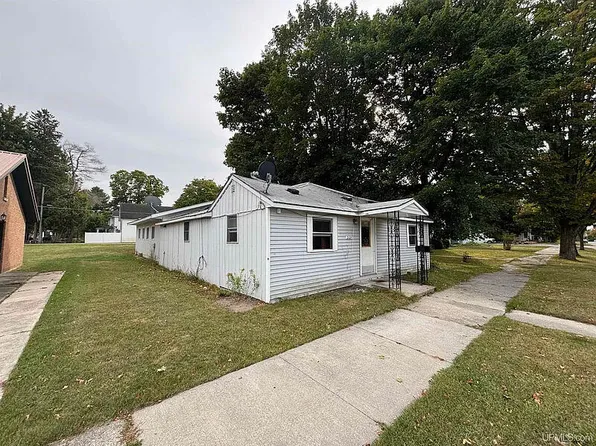209 W John St, Newberry, MI 49868