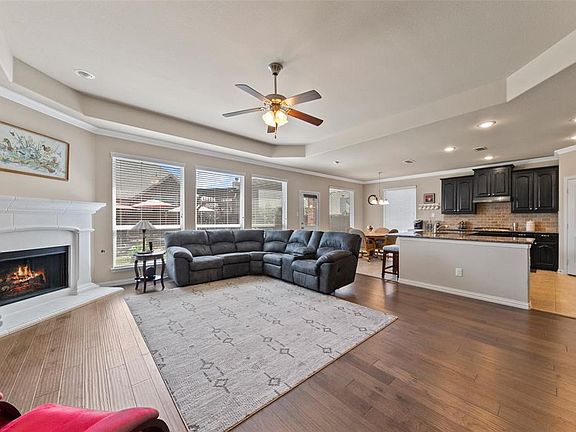 3rd image of 212 Palomino Dr