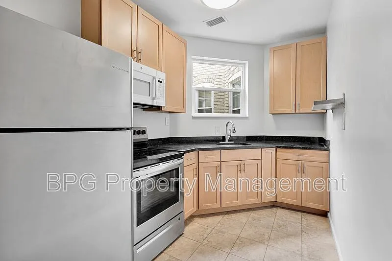 2 bed, 1.0 bath, 770 sqft, $2,700 — Photo 2