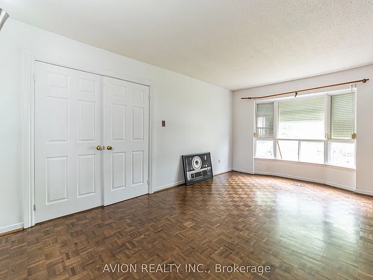 241 Weldrick Rd W — Photo 5