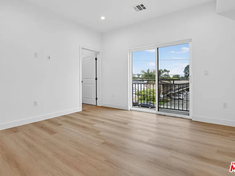 11444 Oxnard St #1/2 — Photo 28