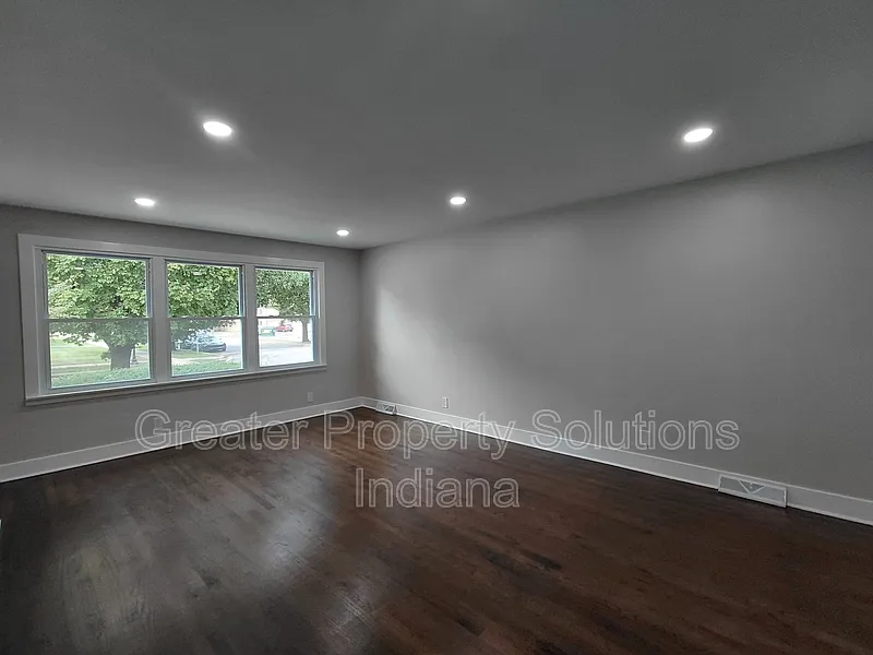 4 bed, 2.0 bath, 2552 sqft, $2,450 — Photo 2