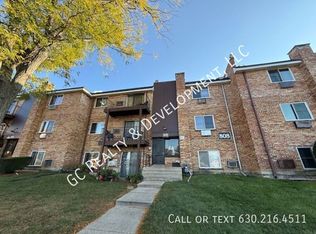 808 W College Blvd APT 301, Addison, IL 60101