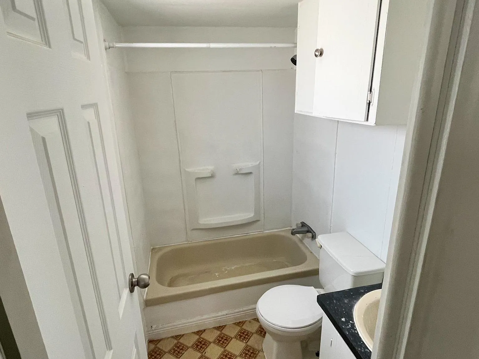 Studio, 400 sqft, $500 — Photo 3